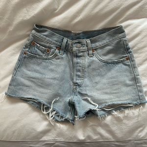 Levi’s Light wash denim high waisted shorts 23